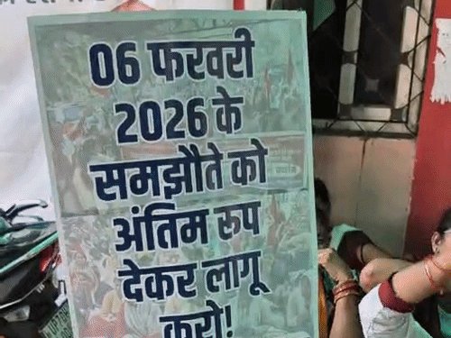 प्रयागराज में आशा वर्कर्स ने CMO ऑफिस का घेरा:कार्यालय के बाहर डेढ़ घंटे नारेबाजी की,23 अक्टूबर लखनऊ प्रदर्शन