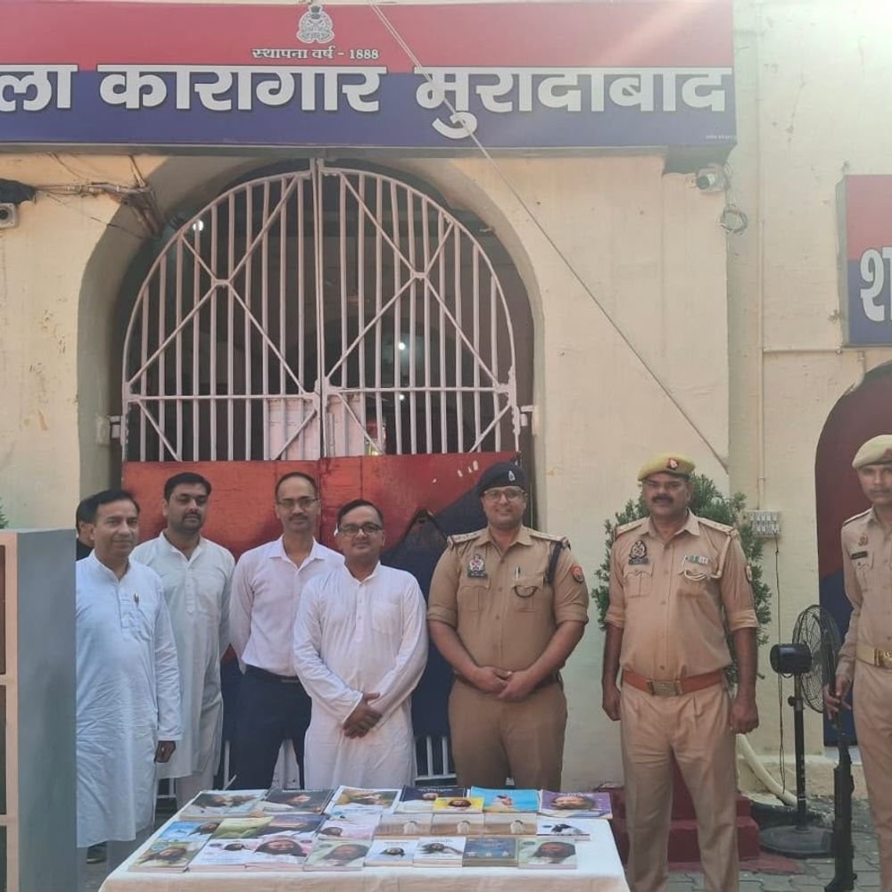 मुरादाबाद जेल में बंदियों को पुस्तकें और अलमारी भेंट:आर्ट ऑफ लिविंग की अनूठी पहल, तनाव मुक्ति हेतु सिखाई सुदर्शन क्रिया