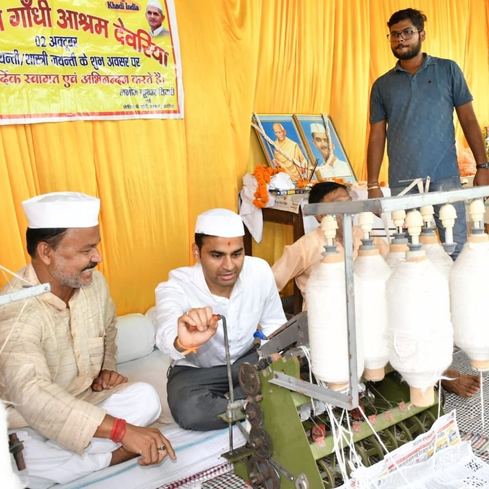 देवरिया में गांधी-शास्त्री जयंती पर कार्यक्रम:डीएम ने 5 आशा-आंगनबाड़ी कार्यकर्ताओं को किया सम्मानित, चरखा चलाकर काता सूत