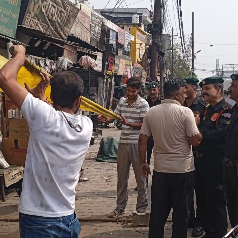 नगर निगम ने 50 जगहों से हटवाया अतिक्रमण:भारत माता चौक से पुरानी चुंगी और पुल जोगियान से पुल खुमरान तक पहुंची टीम, सड़क पर सामान रखने वालों पर कार्रवाई