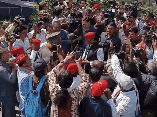 अखिलेश बोले-सरकार के 40 दिन बचे हैं:जनता इन्हें हराने जा रही है, जय प्रकाश नारायण की जयंती पर किया माल्यार्पण