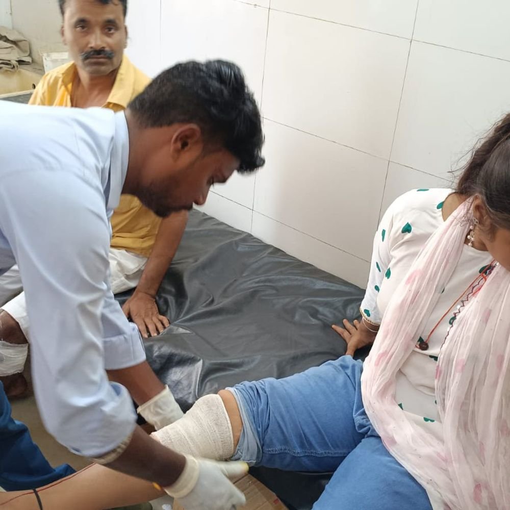 खुटार में एक ही कुत्ते ने 56 लोगों को काटा:साप्ताहिक बाजार जाते समय हमला, सीएचसी में एंटी रेबीज वैक्सीन लगी