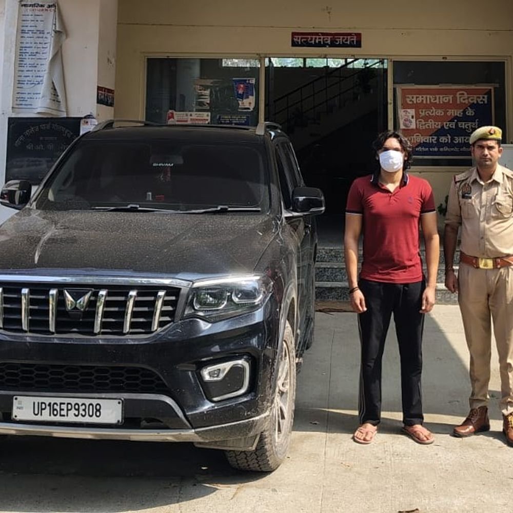 सरेआम स्टंट करना पड़ा भारी, युवक गिरफ्तार:ग्रेटर नोएडा में स्कॉर्पियो कार भी जब्त, छत पर नाच रहा था युवक