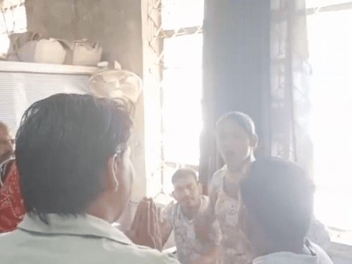 आगरा नगर निगम में किन्नर ने काटा हंगामा:कर्मचारी से कहा- जनता को पागल समझते हो, अधिकारी को बुलाने पर अड़े