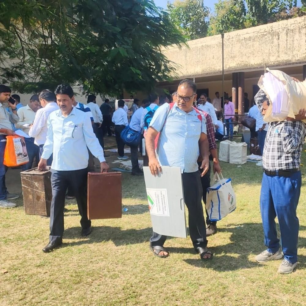 एमएलसी चुनाव के लिए पोलिंग पार्टियां रवाना:लखीमपुर खीरी में लखनऊ खंड स्नातक व शिक्षक निर्वाचन के लिए कल 85 बूथों पर होगा मतदान