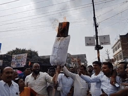 कानपुर में CJP के खिलाफ प्रदर्शन:संस्थापक अभिजीत दीपके का पुतला फूंका, प्रदर्शनकारी बोले- देवी-देवताओं और PM के खिलाफ अभद्र भाषा का विरोध