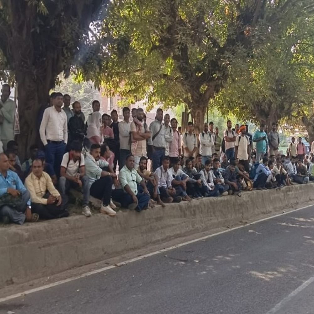 लखनऊ में एम्बुलेंस टेक्नीशियन का धरना:GVK EMRI ऑफिस के बाहर जुटे कई हजार टेक्नीशियन, कहा- डिप्टी सीएम की भी नहीं सुन रहे
