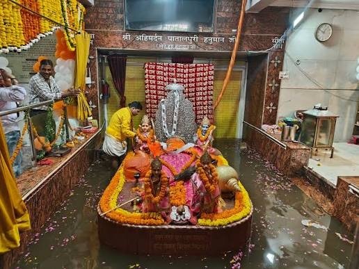 लखनऊ में गोमती का कहर, लेटे हनुमान मंदिर के गर्भगृह तक पहुंचा पानी