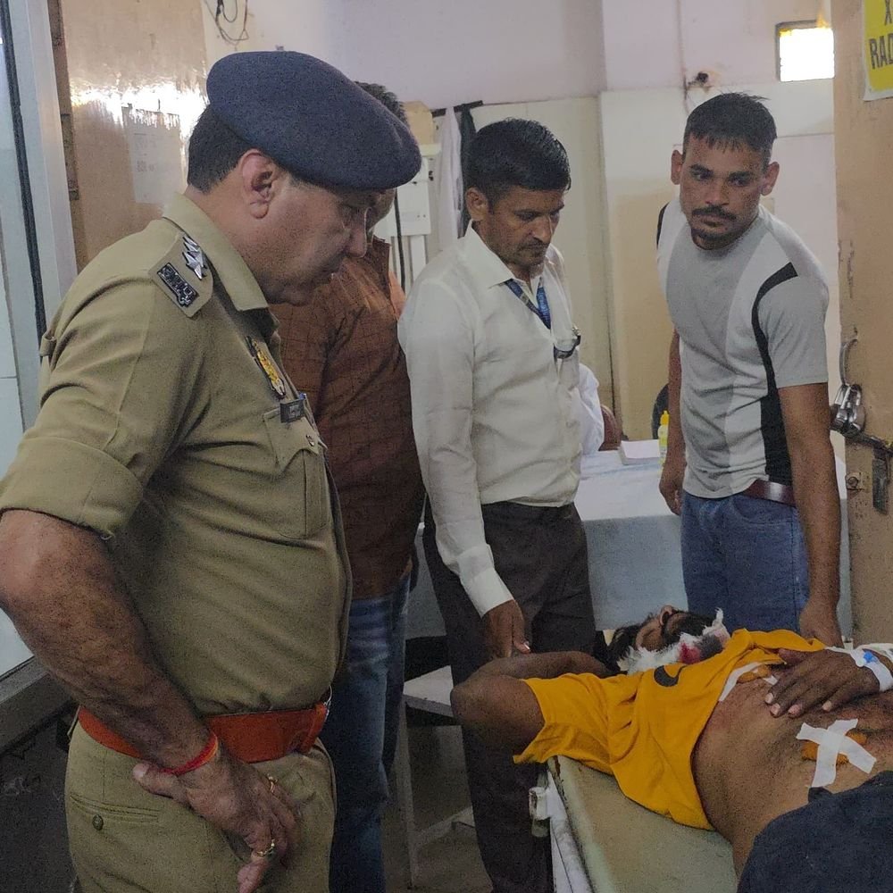 संभल में लेबर ठेकेदार पर चाकू से ताबड़तोड़ हमला:राजस्थान में ईंट भट्टे के लिए लेबर जुटा रहा था, गर्दन समेत कई जगह 15 टांके आए
