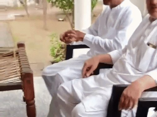 क्यूबा में भारत के राजदूत-बनने के बाद गांव पहुंचे हंसराज:छोटी बहन शर्मीला भी साथ रहीं, ताऊ राजपाल सिंह से मिले और ग्रामीणों ने जताया गर्व