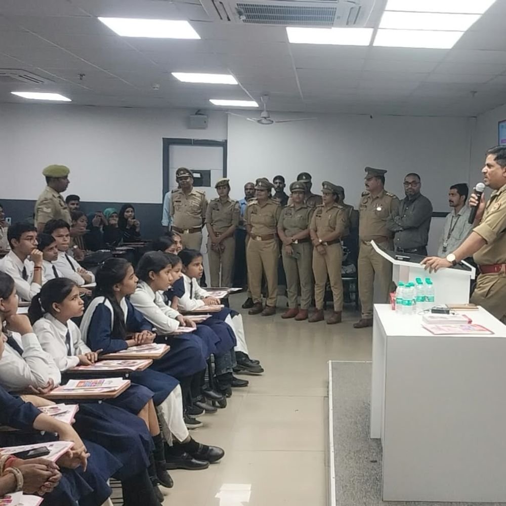 छात्राओं को करियर गाइडेंस के साथ साइबर सुरक्षा के टिप्स:कैसरबाग में कार्यक्रम, मुख्यमंत्री अभ्युदय योजना के तहत प्रतियोगी परीक्षाओं की निशुल्क कोचिंग की जानकारी दी