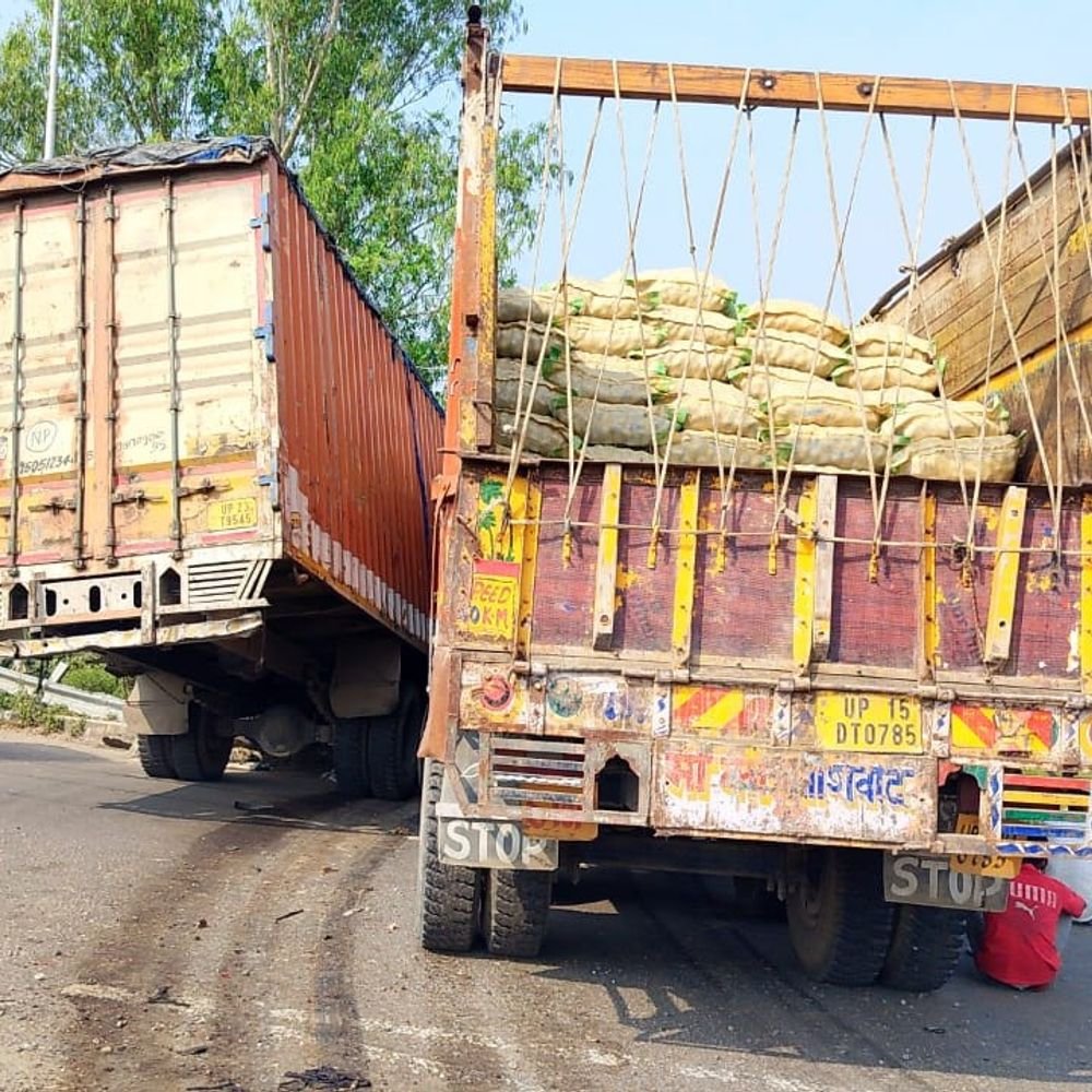पीलीभीत में बालपुर ओवरब्रिज के नीचे भिड़े दो ट्रक:हाईवे पर लगा लंबा जाम, क्रेन से हटाकर रास्ता खुलवाया गया