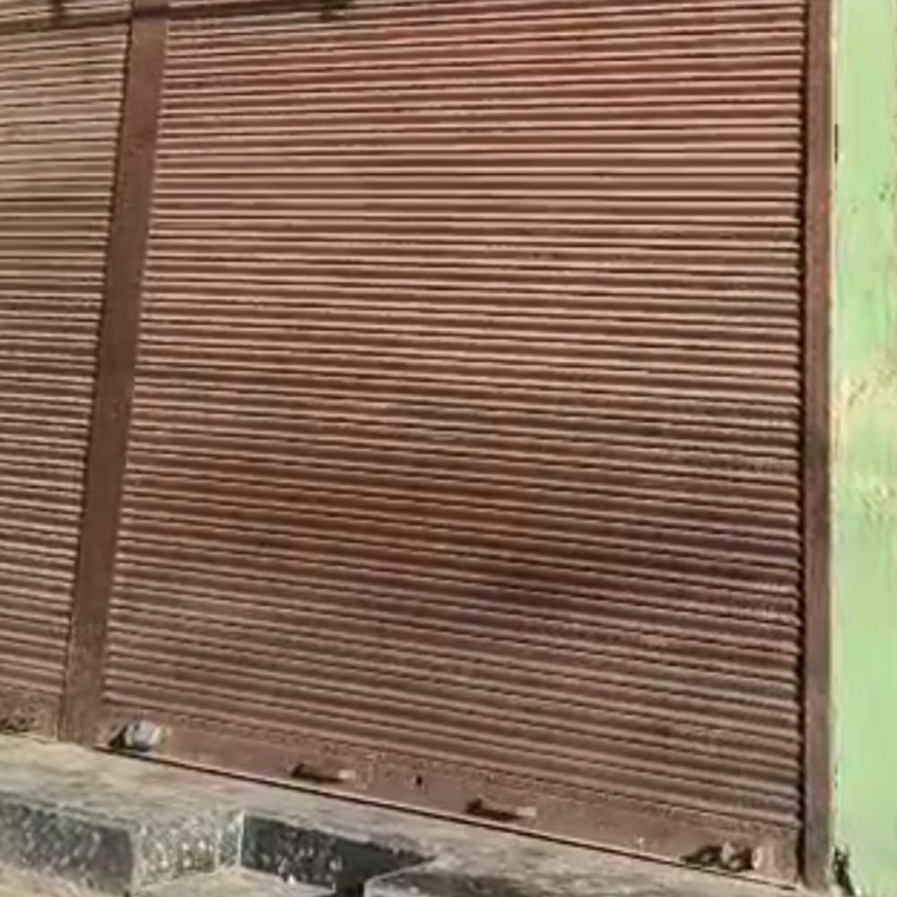 मेरठ के सोतीगंज में फिर वाहन कटान की चर्चा:हाजी गल्ला के गोदाम पर छापेमारी, सूचना पर पुलिस ने सर्च ऑपरेशन चलाया
