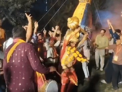10 फाटोज में देखिए रावण पुतला दहन:गाजियाबाद में रावण वध पर हनुमान नाचे, बच्चों को कंधों पर लेकर मेला देखने पहुंचे लोग