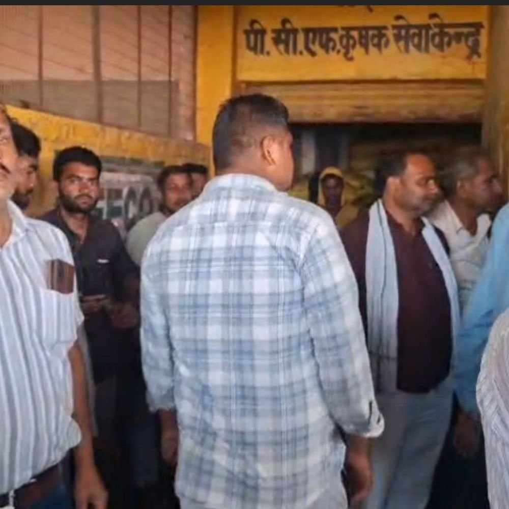 जालौन में गल्ला मंडी के खाद केंद्र पर लंबी लाइनें:खाद के लिए घंटों लाइन में खड़े किसान; रबी सीजन शुरू होते ही बढ़ी किल्लत