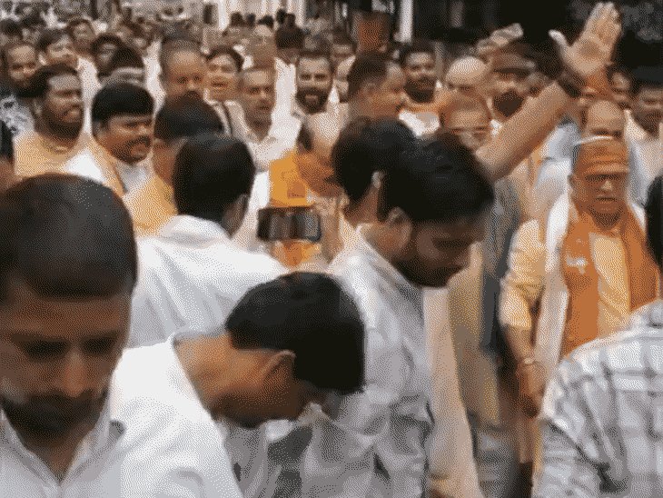 'शेर आया- शेर आया', नारो से गूंजा शहर:MLC नामांकन में उमड़ी भीड़, गोरखपुर में लगा जाम