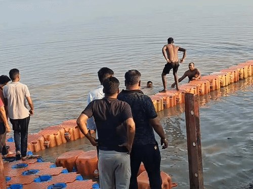 सरयू में नहाने उतरे दो युवक डूबे, एक की मौत:मॉर्निंग वॉक पर निकले थे दोनों; गुप्तार घाट पर हादसा, गोताखोरों ने एक को बचाया