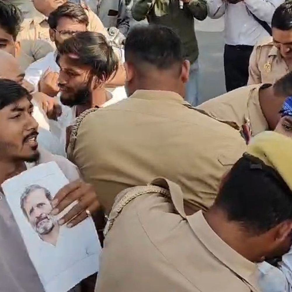 लखनऊ में NSUI का विरोध प्रदर्शन:CEC ज्ञानेश कुमार का इस्तीफा मांगा, पुलिस - प्रदर्शनकारियों में हुई नोंकझोंक
