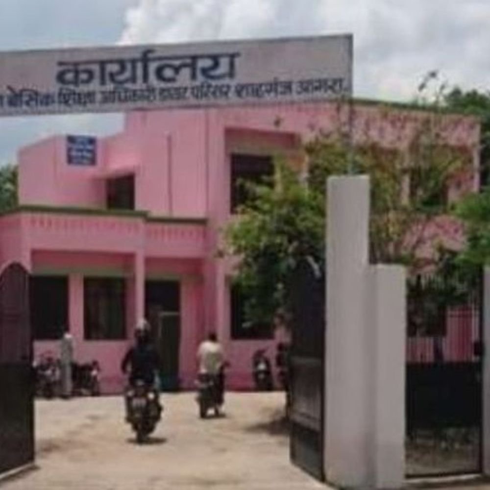 आगरा में प्राइमरी विद्यालयों के शिक्षक परेशान:निजी स्कूलों में ऑनलाइन काम कराने को लगाई ड्यूटी, स्कूलों में पढ़ाई ठप