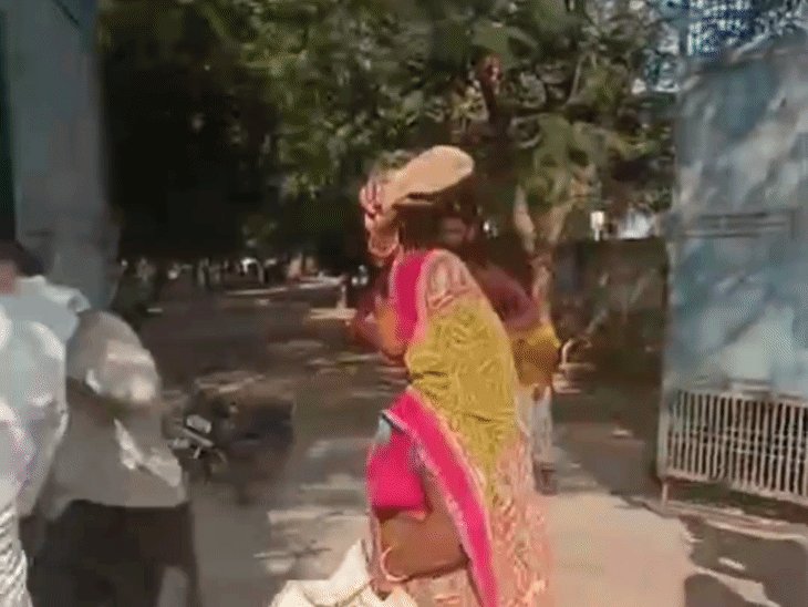 फिरोजाबाद में जमीन विवाद पर दो पक्षों में मारपीट, VIDEO:ब्लॉक के सामने चले चप्पल-थप्पड़, पुलिस जांच में जुटी