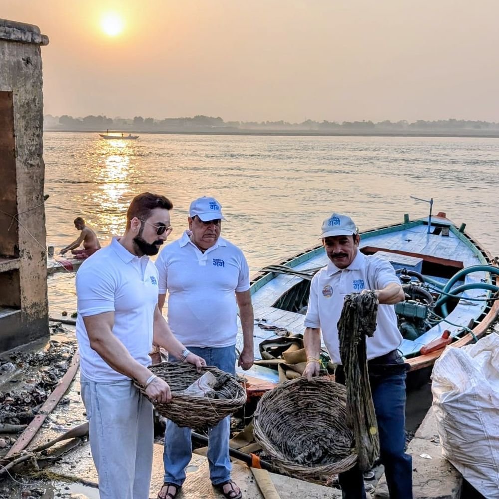 पितृ विसर्जन पर गंगा स्वच्छता अभियान:वाराणसी में मणिकर्णिका घाट पर श्रमदान, गंगा संरक्षण का दिया संदेश
