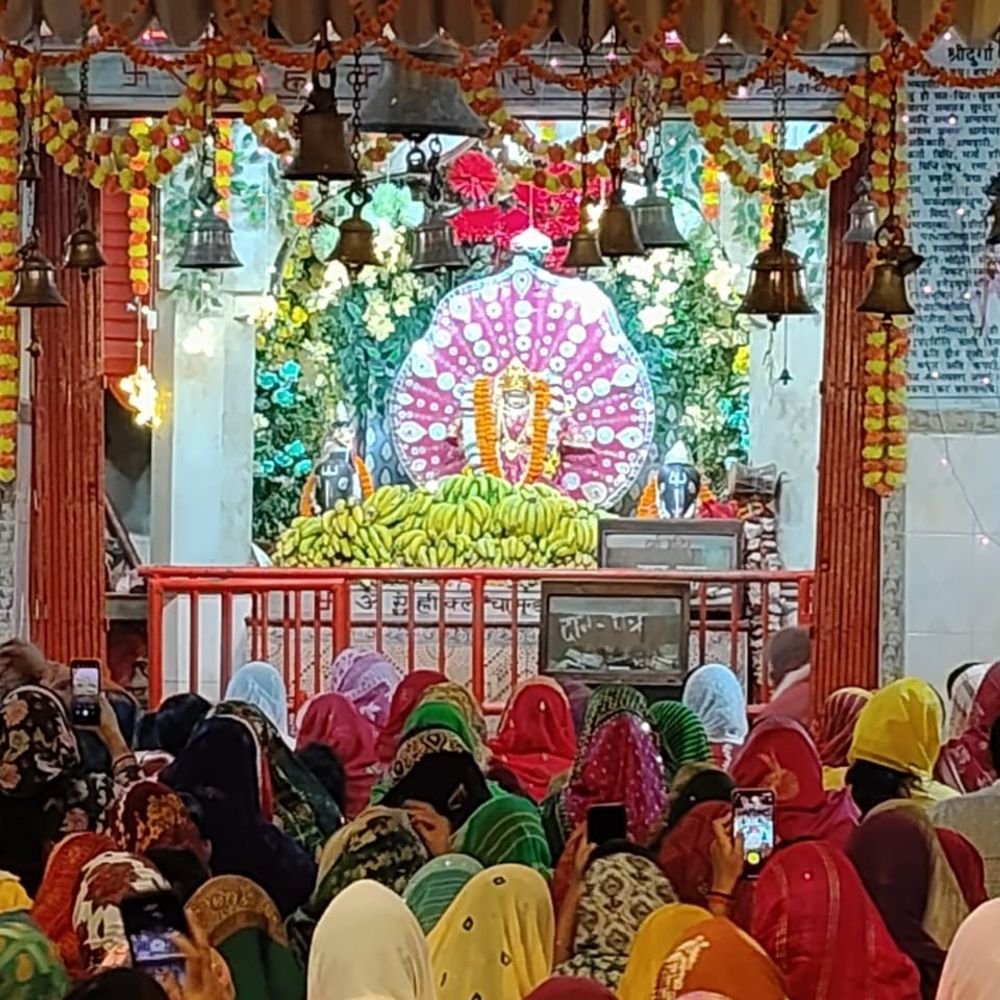 महराजगंज के प्राचीन दुर्गा मंदिर में महाआरती:सैकड़ों श्रद्धालुओं ने टेका मत्था, सुख-समृद्धि की कामना