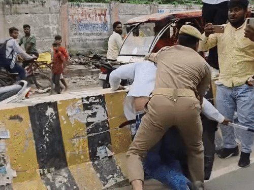 मऊ में सपा नेताओं और पुलिस में धक्का-मुक्की:अखिलेश की हिरासत के विरोध में प्रदर्शन, एक नेता भागा; पुलिसकर्मी भी गिरा