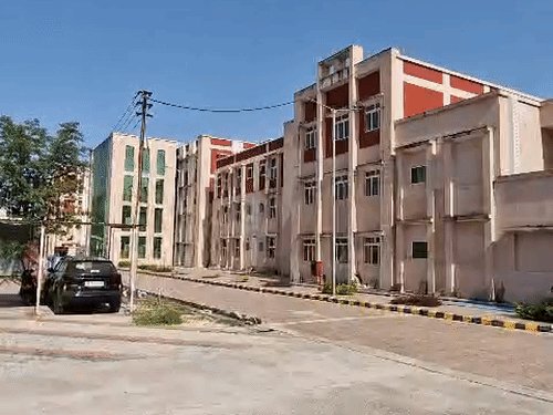 झांसी मेडिकल कॉलेज की नई इमरजेंसी का VIDEO:100 बेड की होगी, नवरात्र में 36 बेड पर भर्ती की शुरुआत, मॉडर्न OT की सुविधा