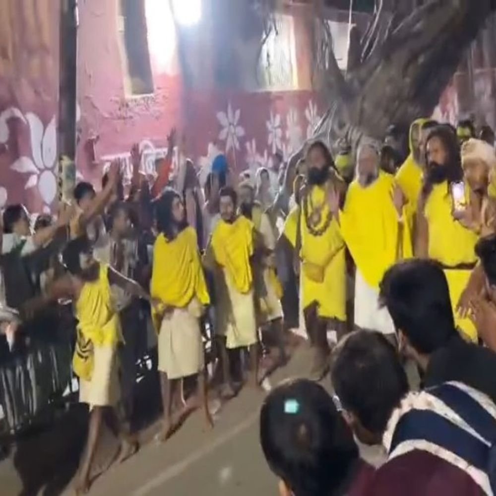 संत प्रेमानंद महाराज पहुंचे केली कुंज आश्रम:200 मीटर की पदयात्रा, दर्शनों को उमड़े भक्त