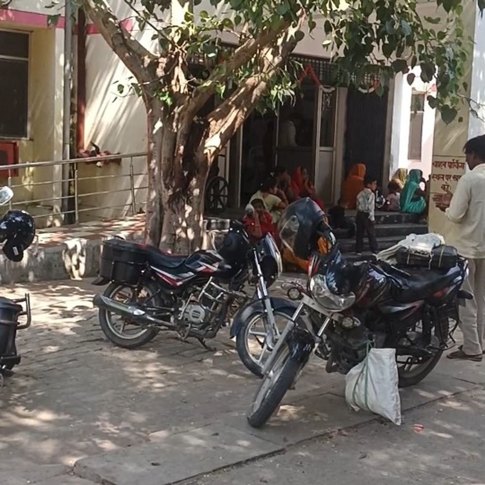 महराजगंज अस्पताल इमरजेंसी रोड पर वाहनों का जमावड़ा:एंबुलेंस का रास्ता बाधित, होमगार्ड के मना करने पर भी नहीं हटते वाहन