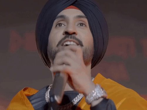 दिल्ली में पंजाबी सिंगर दिलजीत के कॉन्सर्ट पर विवाद:'पटियाला पैग, 5 तारा' सॉन्ग पर बैन की मांग; शिकायत में कहा- स्टेज पर बच्चे न बुलाएं
