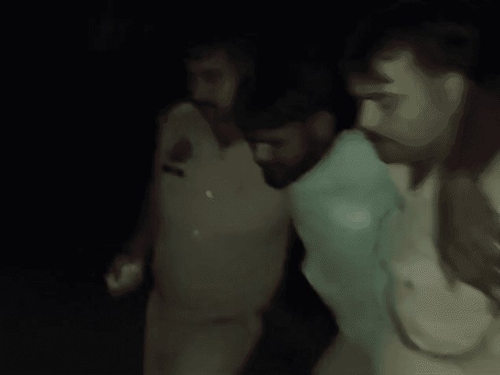 पुलिस मुठभेड़ में 25 हजार के 2 इनामी गिरफ्तार:एटा में तमंचे-नकदी बरामद, चोरी की घटनाओं को देते थे अंजाम