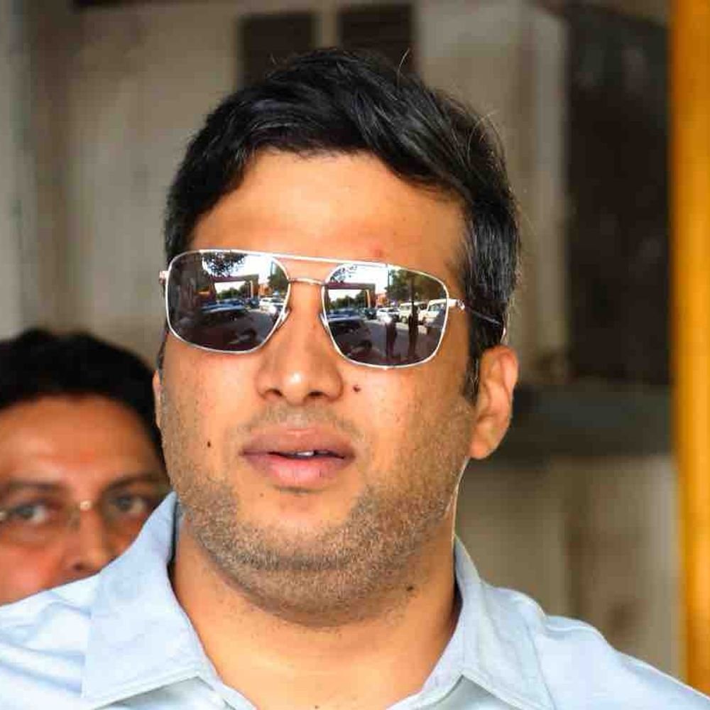 गाजियाबाद में मतदाता पंजीकरण अभियान तेज:डीएम रविंद्र कुमार मांदड़ ने इंदिरापुरम के बूथों का निरीक्षण किया