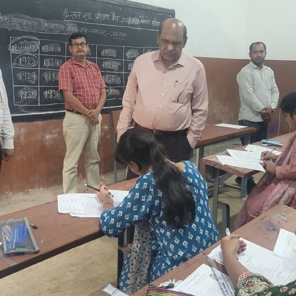 यूपी के 213 केंद्रों पर हुई डीएलएड परीक्षा:74,500 परीक्षार्थी पंजीकृत, दो पालियों में 17 अक्टूबर तक चलेगी परीक्षा