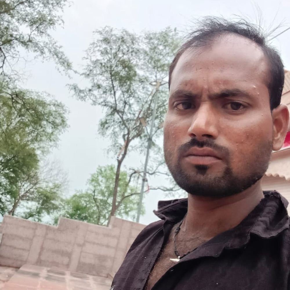 हमीरपुर में सड़क किनारे खाई में मिला युवक का शव:गिरवर गांव के पास की घटना; राठ से घर लौट रहा था; बाइक भी पड़ी मिली