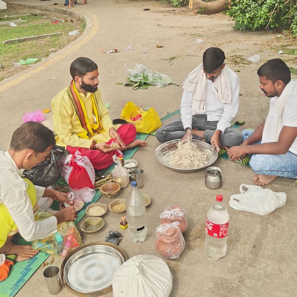 श्राद्ध पक्ष के अंतिम दिन झूलेलाल घाट पर पितृ विसर्जन:लखनऊ में बड़ी संख्या में पहुंचे लोग, पूर्वजों के लिए किया तर्पण और पिंडदान