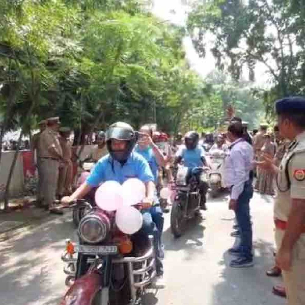 गाजियाबाद में 2000 महिलाओं ने निकाली स्कूटी रैली:पुलिस आयुक्त जे. रविंदर गौड ने हरी झंडी दिखाकर किया रवाना