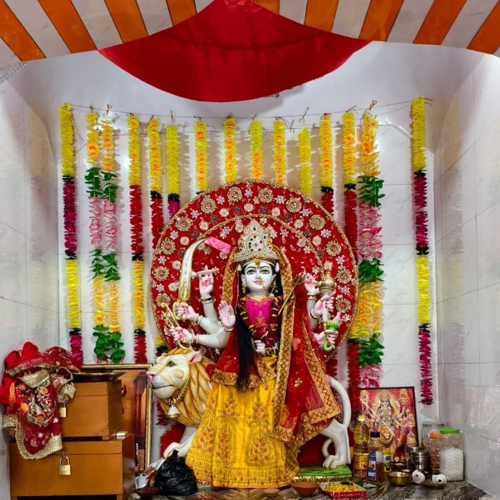 चिऊरहा दुर्गा मंदिर में इन दिनों श्रद्धालुओं की भीड़:रोजाना पूजा-अर्चना, विशेष पर्वों पर सजता है परिसर