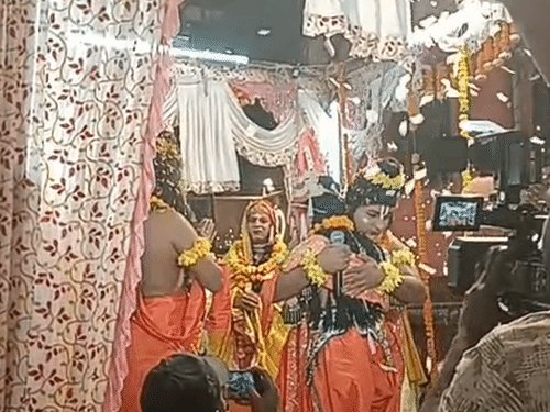 अयोध्या में भ्राता भरत से मिलकर रो पड़े श्रीराम:राजगद्दी के बाद संतों ने भगवान श्रीसीताराम की आरती उतारी
