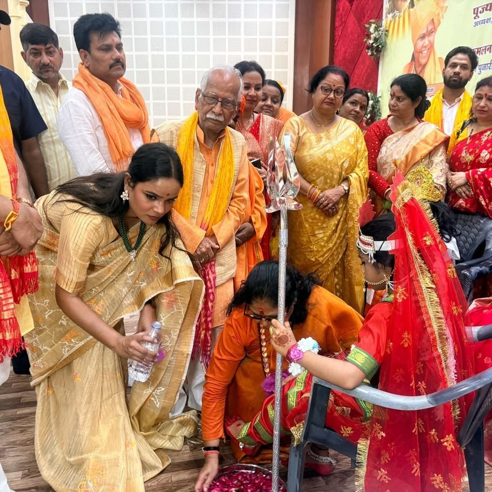 गोरखपुर में 1100 कन्याओं का पूजन:9 स्वरूपों में सजीं कन्याएं, वैदिक मंत्रोच्चार संग उतारी गई आरती