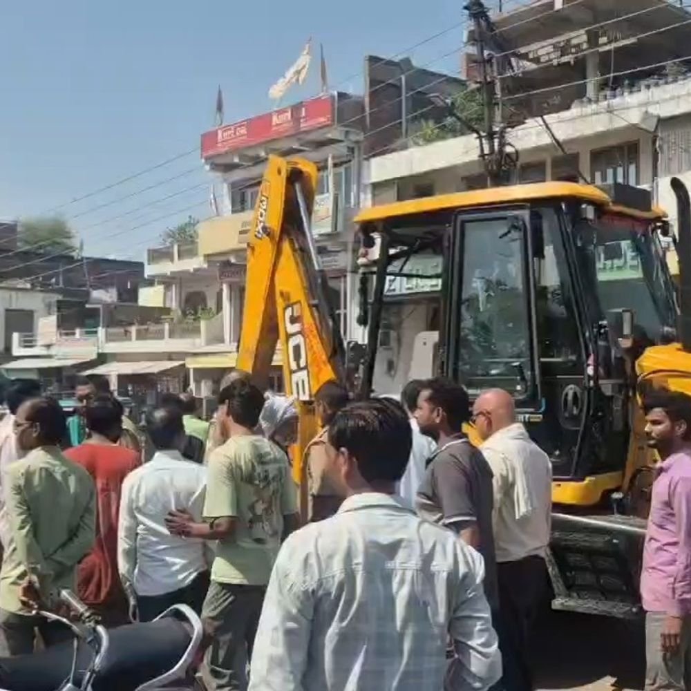 जिला पंचायत की जमीन पर चला बुलडोजर:दुकानदार ने निजी जमीन और कोर्ट के आदेश का उल्लंघन बताया, लगाए गंभीर आरोप