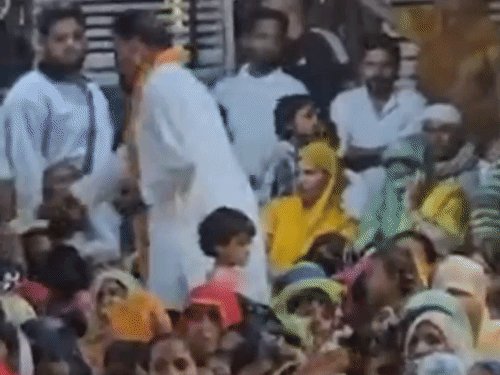 बुलंदशहर में रामलीला के दौरान नोट बांटते दिखे भाजपा नेता:शिकारपुर सीट से टिकट के हैं दावेदार, बोले- पैसे नहीं बांटे, दिए उपहार