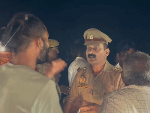 लखीमपुर में किसान की चाकुओं से गोदकर हत्या:शव ले जा रही वैन और पुलिसकर्मियों को दौड़ाया, चारा लेकर घर लौट रहा था