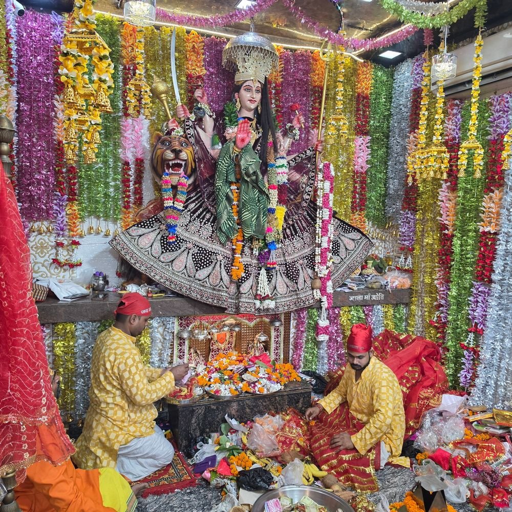 संभल में महागौरी की पूजा-अर्चना कर हवन में आहुति दी:सिद्धपीठ मां चामुंडा मंदिर में फूलों का बंगला बना, श्रद्धालुओं ने कन्या पूजन किया