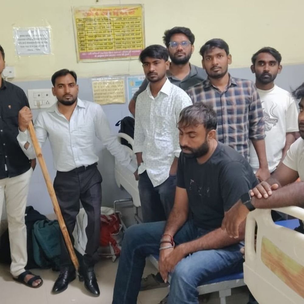 लखनऊ में बॉन्ड डॉक्टरों की भूख हड़ताल:वेतन समानता मांग पर अड़े चिकित्सक, शासनादेश जारी होने तक आंदोलन जारी