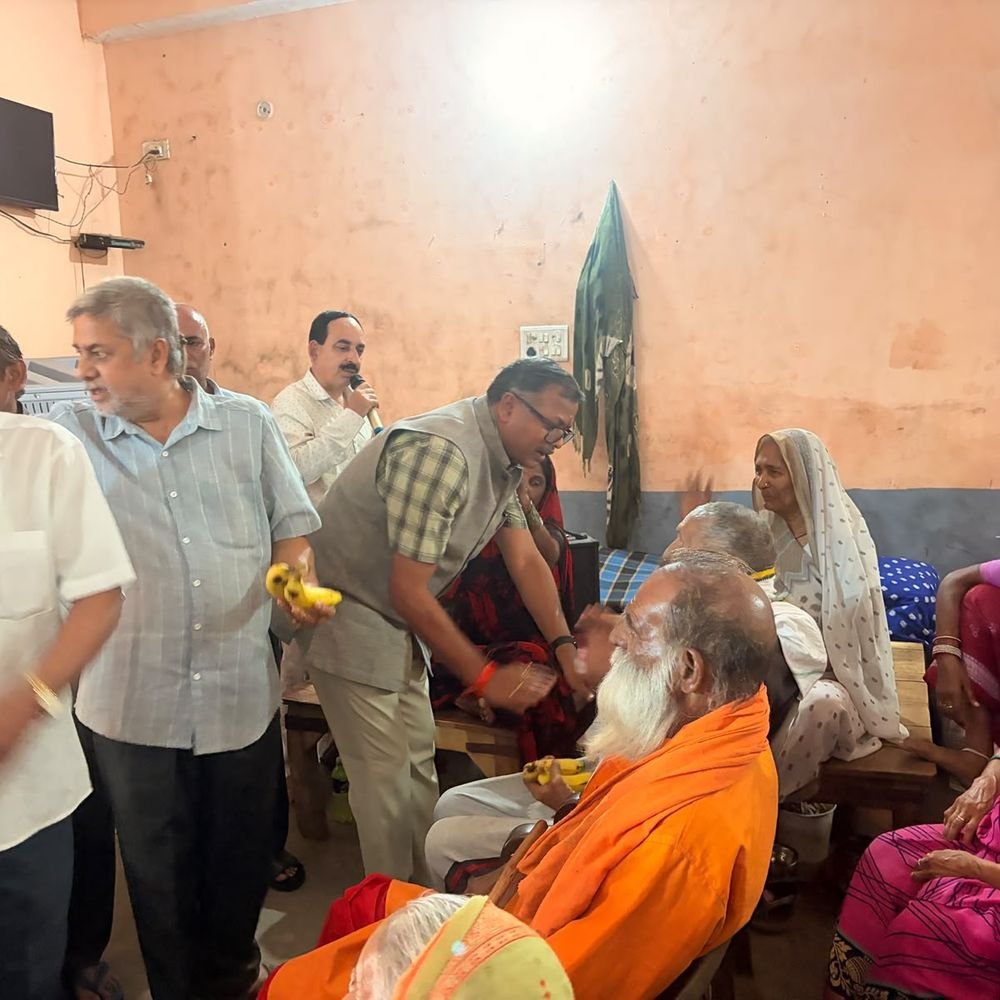 विधायक ने वृद्धाश्रम में एलईडी टीवी की घोषणा की:एग्जास्ट फैन भी लगेगा, फल बांटे; दिवंगत बुजुर्ग को दी श्रद्धांजलि