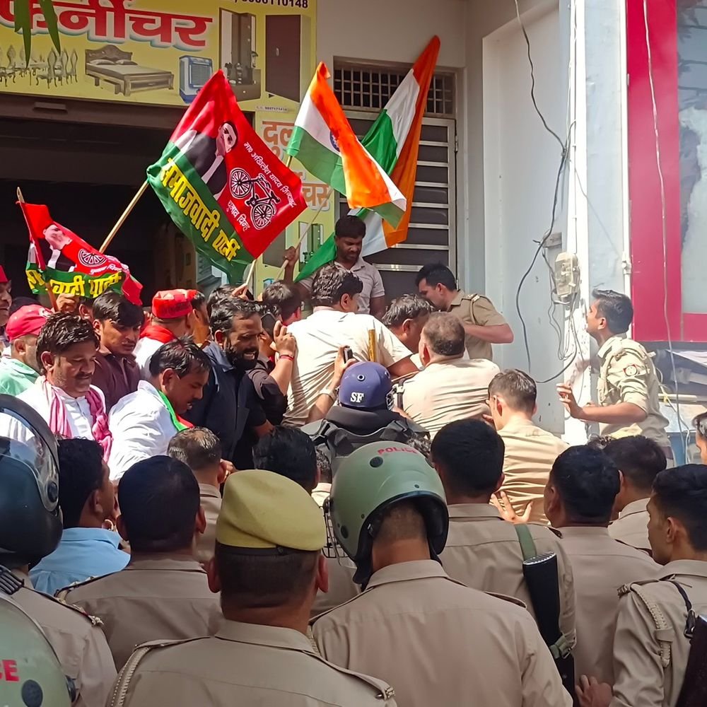 सपा कार्यकर्ताओं ने मुख्य चुनाव आयुक्त का पुतला फूंका:पुलिस से नोकझोंक, कुछ कार्यकर्ता हिरासत में; इस्तीफे की मांग को लेकर प्रदर्शन