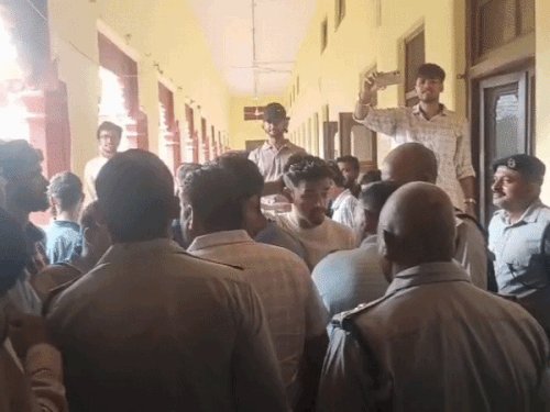 BHU में दीपोत्सव मनाने की अनुमति नहीं मिलने पर विरोध:प्रॉक्टोरियल बोर्ड से धक्का-मुक्की,कला संकाय के डीन कार्यालय के बाहर की नारेबाजी