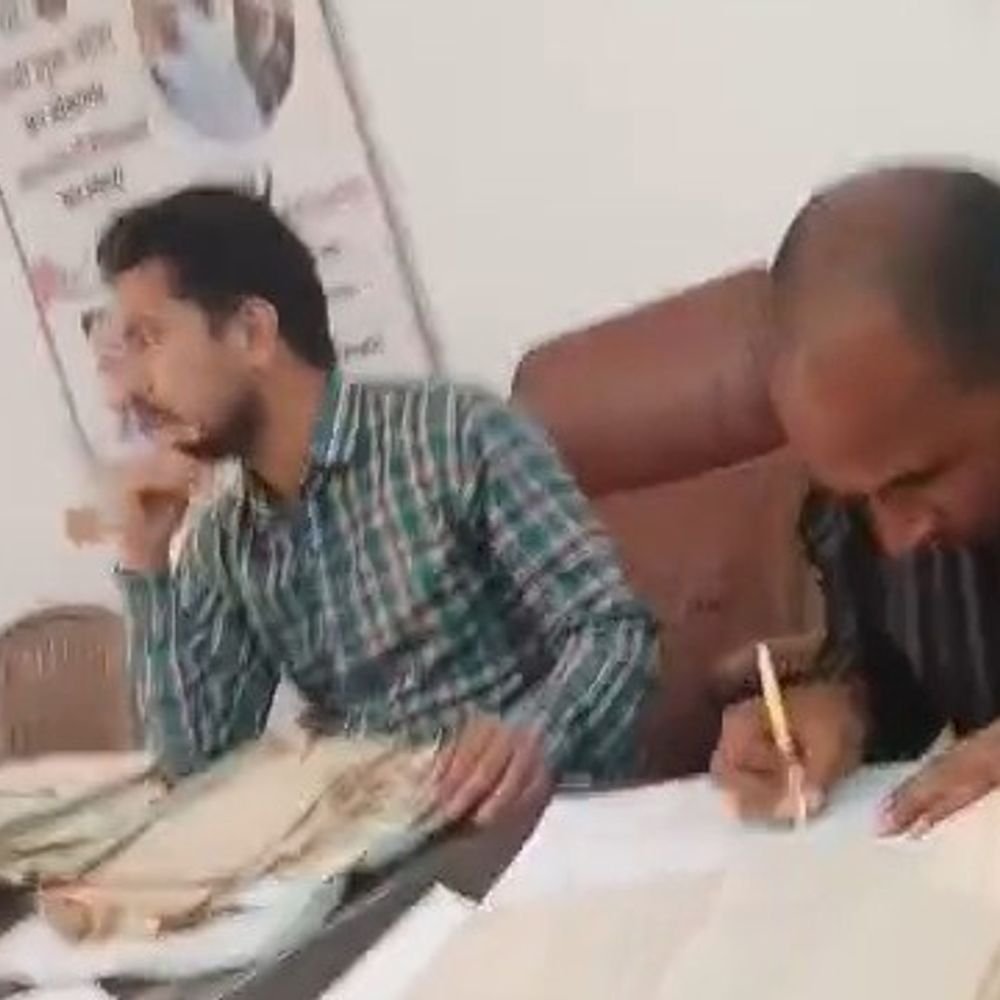 इटावा में पंचायत सचिव पर अवैध वसूली के आरोप:सचिव पर जन्म-मृत्यु प्रमाण पत्र बनवाने के नाम पर वसूली की डीएम से शिकायत