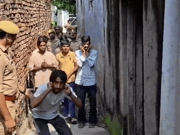 'सर, दोबारा गलती नहीं होगी':लखीमपुर में पुलिस के सामने गिड़गिड़ाते रहे आरोपी, कान पकड़ कर लगाई उठक बैठक; VIDEO